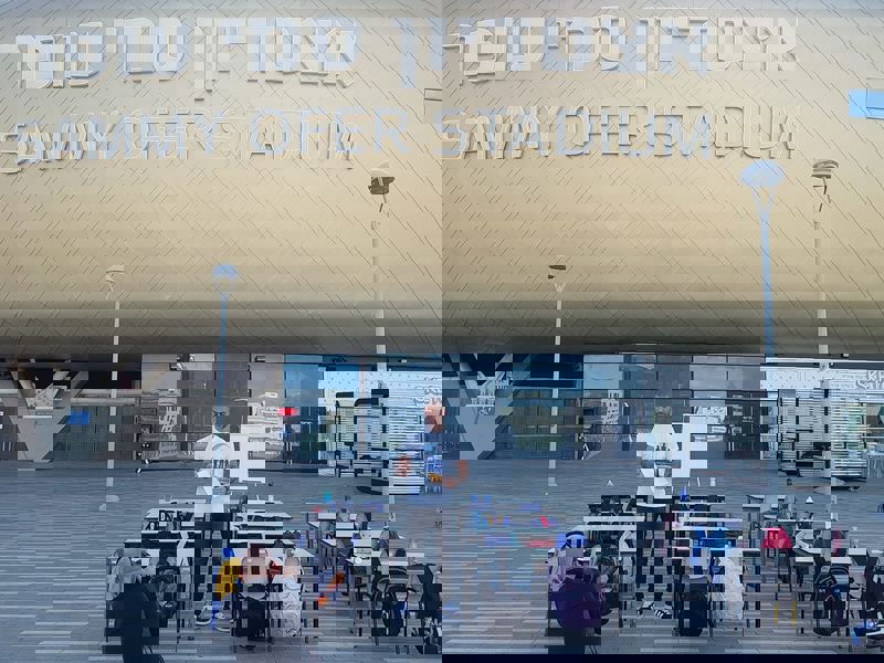 יניב קטן מקריא את שמות הילדים החטופים ברחבת אצטדיון סמי עופר